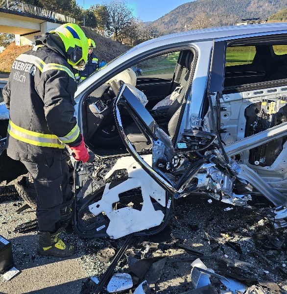 Schwerer Verkehrsunfall auf der B100 (Bild 3)